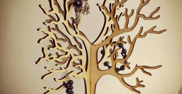 Tree to store jewelry